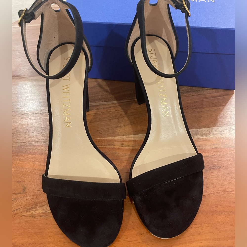 Stuart Weitzman Nearlynude Black Suede Sandal. Size 9.